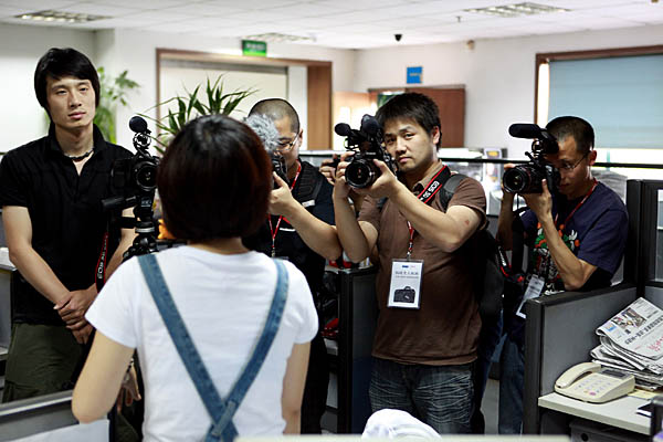 Participants in the Hangzhou Yang Xiaoguang Canon workshop experiment with the Canon 5DmkII